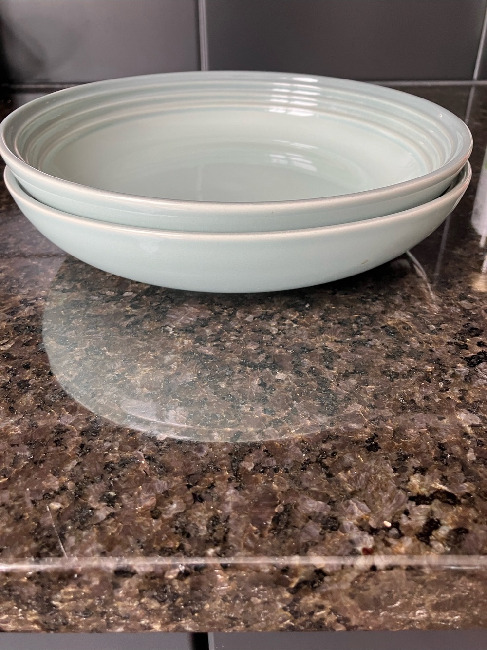 Le Creuset light blue “sea salt” ceramic pasta bowls (set of 2) like new - Picture 3 of 3